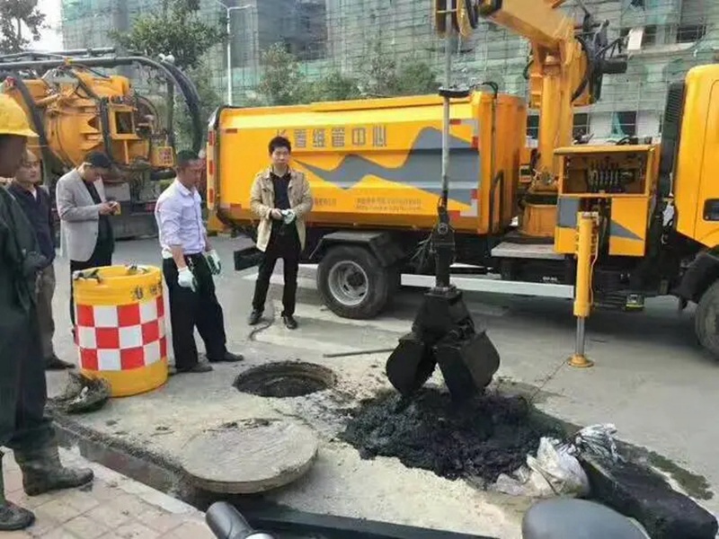 周至街道：网格员化身“清道夫”，为民解忧疏通“堵心”化粪池