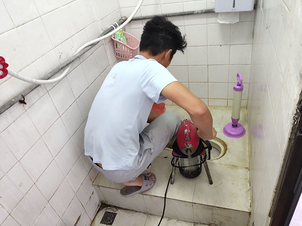 周至肥皂掉到马桶里把马桶堵住了怎么办？马桶堵住了怎么办