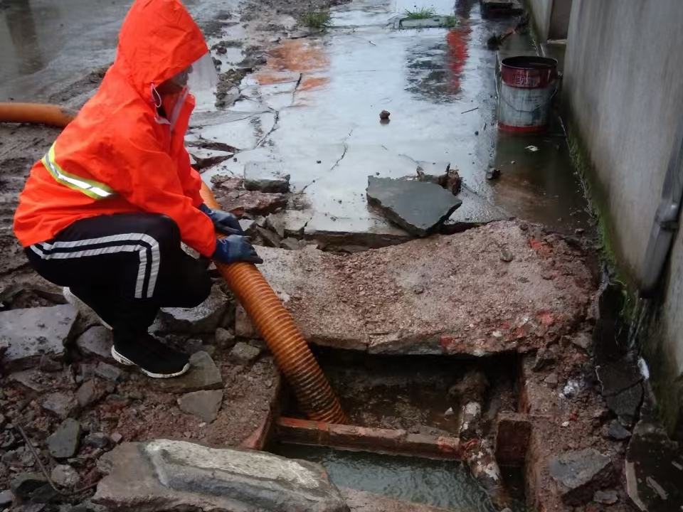 周至专业清理污水池 炜誉市政以规范流程守护城市 “肠道”