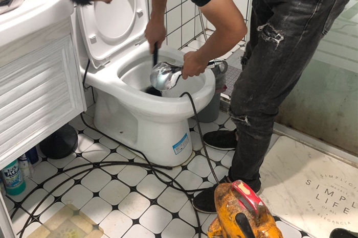 周至马桶堵塞自己疏通还是找师傅?专业上门服务让你省时更省心