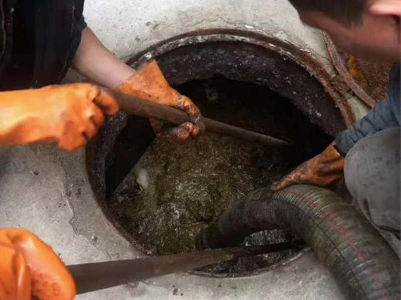 周至清理化粪池时如何避免沼气的危害?